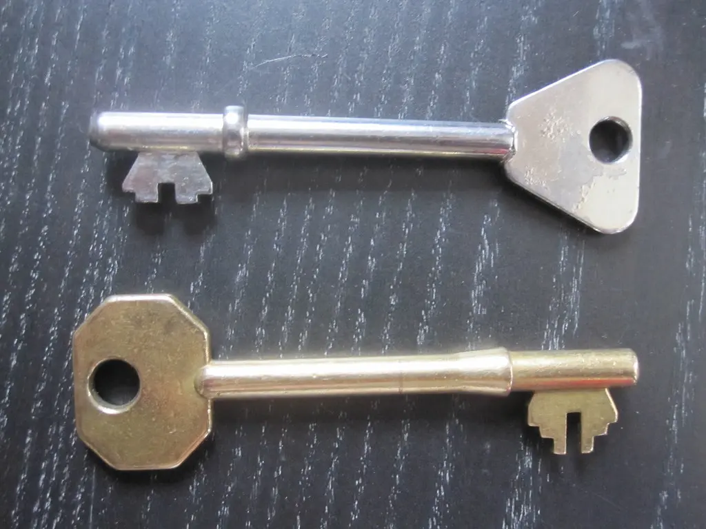 BS3621 5-lever mortice deadlock and keys checked by a South London locksmith