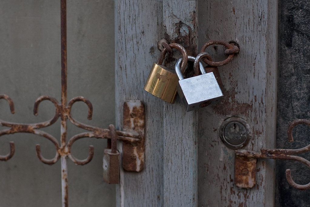 Locksmith opening house door South London emergency lockout