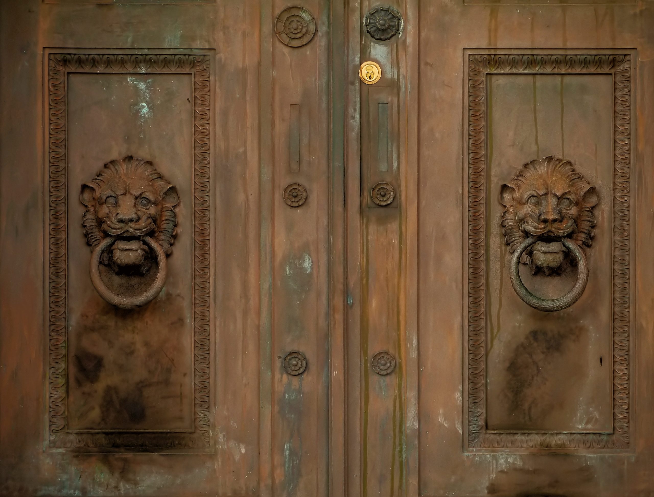 Yale lock fitted on front door by locksmith South London