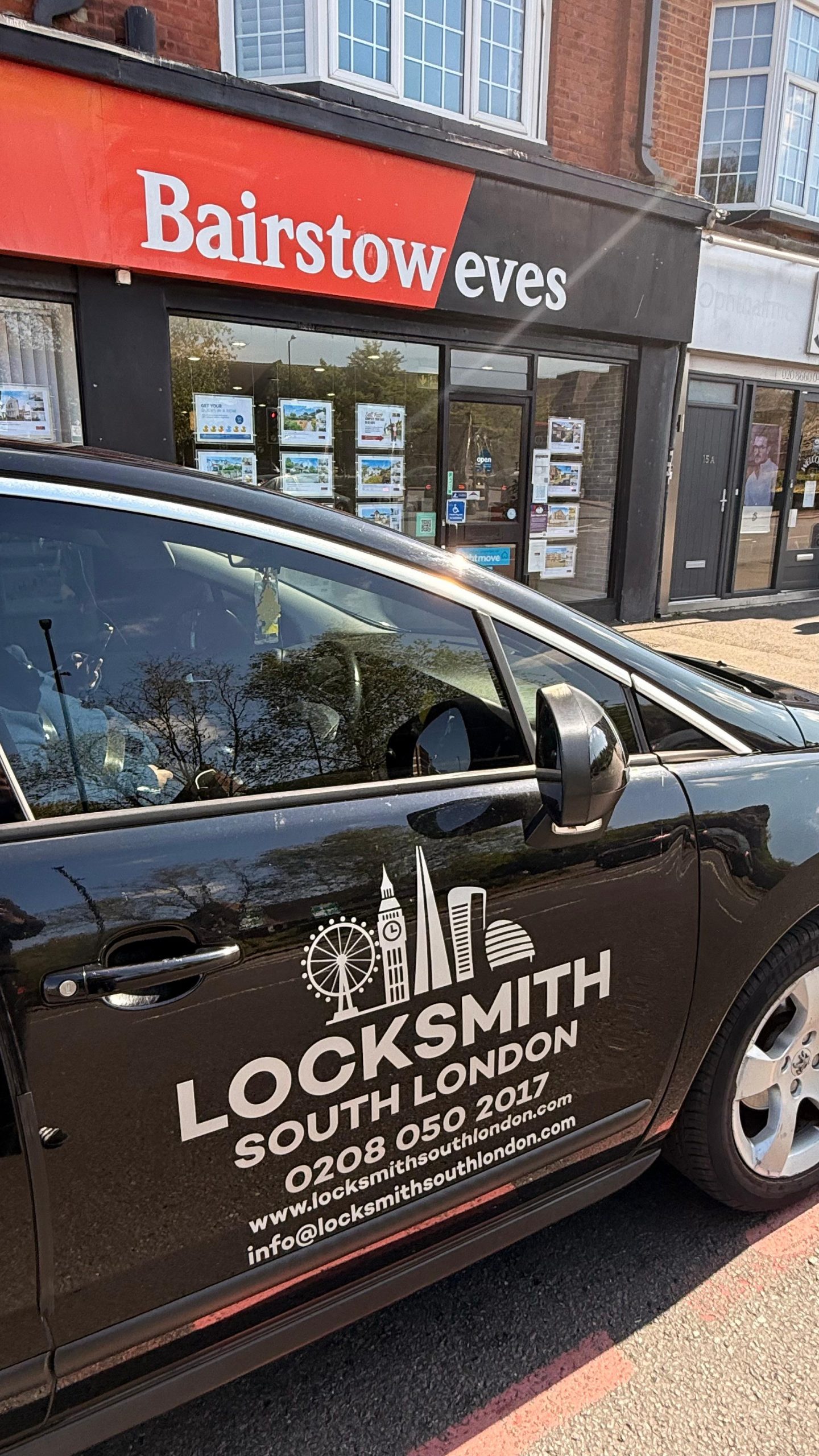 Locksmith South London attending a lock change for a South London estate agents after a tenant moved out